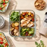Gesunde Meal Prep Rezepte zum Abnehmen: Hähnchen, Gemüse, Quinoa und Chia-Pudding für eine ausgewogene Ernährung.