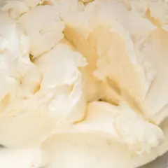 Cremige Buttercreme mit Pudding, die in einer Schüssel aufgeschlagen wird. Die Textur ist glatt und luftig, perfekt für Kuchen und Desserts.