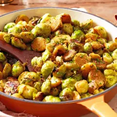 Leckere Rosenkohl Rezepte Pfanne mit gebratenem Rosenkohl, Kartoffeln und Kräutern in einer Gusseisenpfanne.