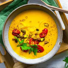 Leckere, gelbe Suppe mit Pistazien und Tomaten, ideal als eine der gesunden Suppen zum Abnehmen.