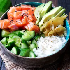 Leckeres Sushi Bowl Rezept mit Lachs, Avocado, Gurke und Reis. Perfekt für ein leichtes Mittagessen.