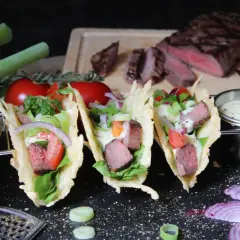 Leckere Tacos selber machen mit saftigem Steak, frischem Gemüse und cremiger Sauce. Ein Fest für die Sinne!