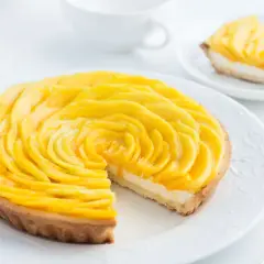 Ein wunderschöner Mango-Tarte, der einen einfachen und raffinierten nachtisch darstellt. Die Mango-Scheiben sind kunstvoll zu einer Rose arrangiert.