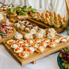 Vielfältige fingerfood ideen: Bruschetta mit Salami, Garnelen-Törtchen, Kaviar-Häppchen und Käseplatte.