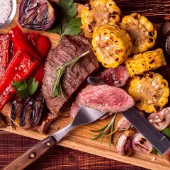 Saftiges Steak mit gegrilltem Gemüse wie Mais, Auberginen, Paprika und Zwiebeln – perfekt für low carb essen.