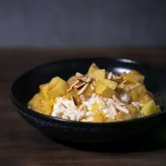 Cremiger Milchreis mit Apfelmus und Mandelblättchen, ein köstliches Milchreis Rezept für jeden Tag.