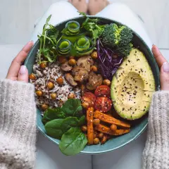 Bunte Bowl mit Quinoa, Avocado, Süßkartoffeln, Pilzen und Gemüse – leckere und gesunde Rezepte zum Abnehmen schnell.