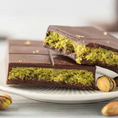 Schokolade mit Pistazienfüllung, inspiriert vom Dubai Schokolade Rezept. Goldene Blättchen zieren die dunkle Schokolade.