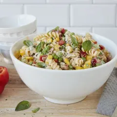 Ein bunter Nudelsalat ohne Mayo, mit Spiralnudeln, Erbsen, Mais, Paprika und frischem Basilikum.