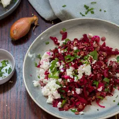 Ein bunter rote Bete Linsen Salat mit Feta und frischer Petersilie, garniert mit Sesam.