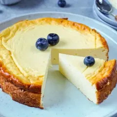 Ein cremiger Käsekuchen, perfekt für low carb kuchen rezepte, garniert mit frischen Blaubeeren.