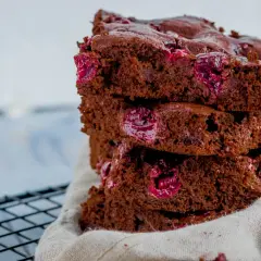 Ein gestapelter schoko kirsch kuchen blech mit saftigen Kirschen.