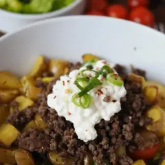Herzhaftes Gericht mit Hackfleisch, Kartoffeln und Quark – perfekt für low carb high protein rezepte. Garniert mit Frühlingszwiebeln.