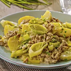 Herzhafte hackfleisch lauch pfanne mit Kartoffeln und einer cremigen Sauce, garniert mit Schnittlauch.