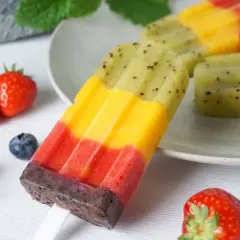 Bunte Fruchteis-Lutscher mit Kiwi, Mango und Erdbeere. Perfekt zum fruchteis selber machen für heiße Tage.
