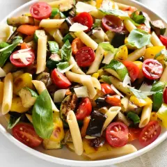 Buntes Nudelgericht mit gegrilltem Gemüse, Tomaten und Basilikum. Ein tolles nudelsalat rezept für den Sommer.