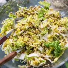 Ein knackiger Chinakohlsalat mit Nudeln und Sonnenblumenkernen. Dieser yum yum Salat ist perfekt für jede Gelegenheit.