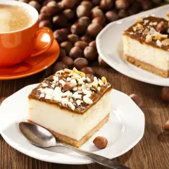Schneller 10 min Kuchen ohne backen: Cremiger Käsekuchen mit Karamell und Nüssen, dazu eine Tasse Kaffee. Perfekt für süße Momente!