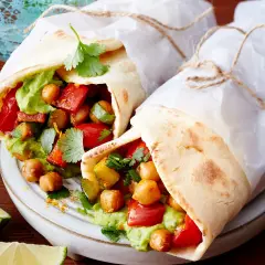 Zwei Wraps mit Kichererbsen, Avocado und Paprika, leckere Wraps Rezepte für jeden Tag.