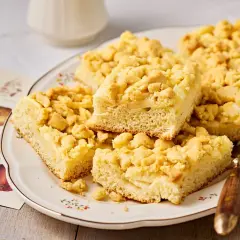 Saftiger Blechkuchen mit Streuseln, perfekt nach einem einfachen rezept hefeteig blechkuchen.
