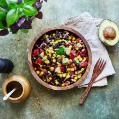 Bunter Bohnensalat mit Mais und Avocado – ein schnelles und leichtes Hauptgericht. Perfekt für heiße Tage!
