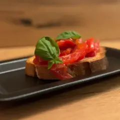 Ein knuspriges Brot mit frischen Tomaten und Basilikum – ein einfaches, aber köstliches Bruschetta-Rezept.