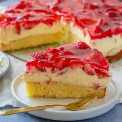 Saftiger Erdbeerkuchen mit Cremefüllung und rotem Tortenguss. Perfekt für einfache und schnelle Torten Rezepte. Ein Genuss für jeden Anlass!
