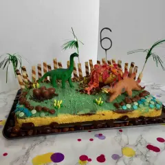 Lustige Kuchen für Kindergeburtstag Jungen: Ein Dino-Abenteuer mit Vulkan, Eiern und Palmen.