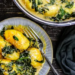 Gnocchi in cremiger Spinatsauce mit Parmesan. Ein köstliches Gericht, das Lust auf mehr Spinat Rezepte macht.