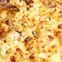 Herzhaftes Blumenkohl mit Hackfleisch Auflauf, goldbraun überbacken mit Käse.