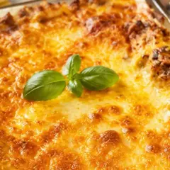Goldbraun überbackene Lasagne mit frischem Basilikum. Ein köstliches lasagne rezept, das jeden Gaumen erfreut.