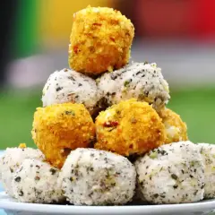Leckere low carb fingerfood-Bällchen, schnell gemacht und perfekt für jede Party. Zwei Varianten: eine mit Kräutern, die andere goldgelb paniert.