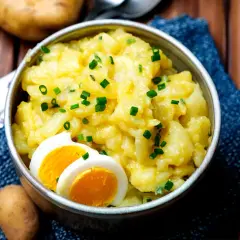 Schmackhafter Kartoffelsalat mit Eiern und Schnittlauch, ein tolles Kartoffelsalat Rezept für jede Gelegenheit.