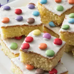 Bunte Smarties zieren den saftigen Fantakuchen mit Schmand. Ein Fest für Augen und Gaumen!