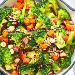 Warmes, schnelles Abendessen: Brokkoli mit Karotten, Nüssen und Sonnenblumenkernen. Perfekt für low carb rezepte abendessen warm schnell.