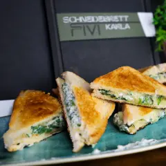 Leckeres gegrilltes Käsesandwich mit Spinat, perfekt für ein schnelles Mittagessen. Hier ist ein einfaches grilled cheese sandwich rezept.