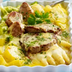 Fleischscheiben mit Kartoffeln, Brokkoli und Käse überbacken. Ein Gericht, das zeigt, welches Fleisch gut zu Spargel passt.