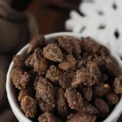 Schüssel mit gebrannten Mandeln, die im Airfryer zubereitet wurden. Süß und knusprig, perfekt für die Weihnachtszeit.
