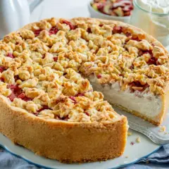 Saftiger Rhabarber Schmand Kuchen mit knuspriger Streuselhaube und cremigem Kern. Ein Genuss für jeden Anlass!