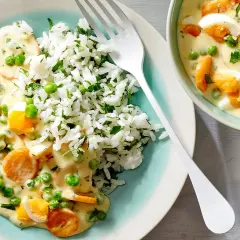 Vegetarische rezepte hauptgericht: Reis mit cremiger Sauce, Erbsen, Karotten und Ei.