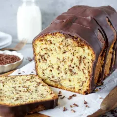 Schokoladenkuchen mit Streuseln, wie aus omas beste kuchen rezepte. Ein Stück ist angeschnitten, daneben eine Schale mit Streuseln.