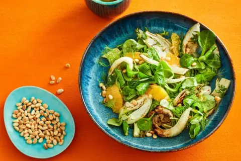 Erfrischender Fenchel-Orangen-Salat mit Pinienkernen, garniert mit Dill.