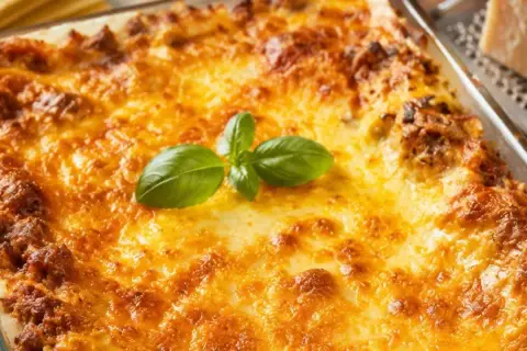 Goldbraun überbackene Lasagne mit frischem Basilikum. Ein köstliches lasagne rezept, das jeden Gaumen erfreut.