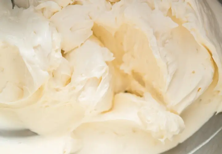 Cremige Buttercreme mit Pudding, die in einer Schüssel aufgeschlagen wird. Die Textur ist glatt und luftig, perfekt für Kuchen und Desserts.