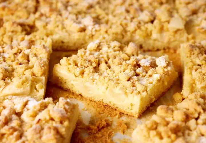 Saftiger Apfelkuchen mit Vanillepudding und knusprigen Streuseln, bestäubt mit Puderzucker. Ein Genuss für jeden Kaffeetisch.