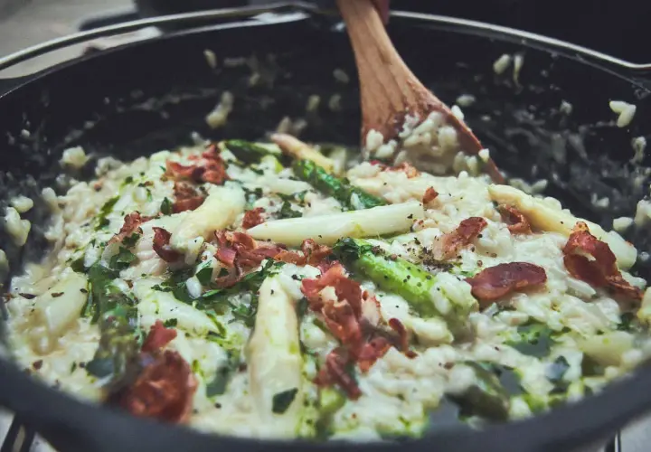 Cremiges Spargelrisotto mit Speck, zubereitet im Dutch Oven. Ein köstliches Gericht, das zeigt, wie vielseitig Dutch Oven Rezepte sind.