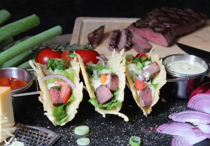 Leckere Tacos selber machen mit saftigem Steak, frischem Gemüse und cremiger Sauce. Ein Fest für die Sinne!