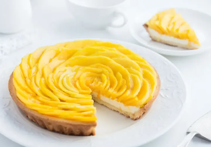 Ein wunderschöner Mango-Tarte, der einen einfachen und raffinierten nachtisch darstellt. Die Mango-Scheiben sind kunstvoll zu einer Rose arrangiert.