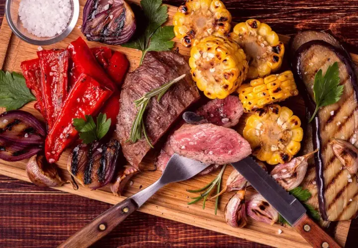 Saftiges Steak mit gegrilltem Gemüse wie Mais, Auberginen, Paprika und Zwiebeln – perfekt für low carb essen.