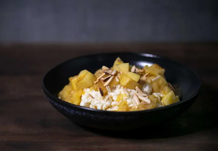 Cremiger Milchreis mit Apfelmus und Mandelblättchen, ein köstliches Milchreis Rezept für jeden Tag.